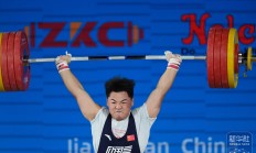 开云体育-举重运动员表演出色，打破纪录