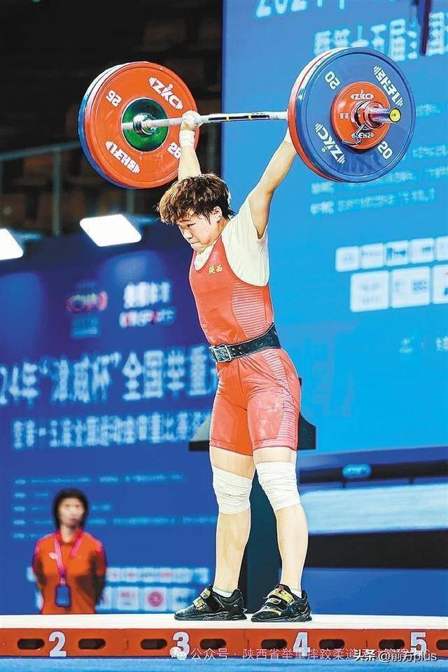举重运动员表演出色，打破纪录