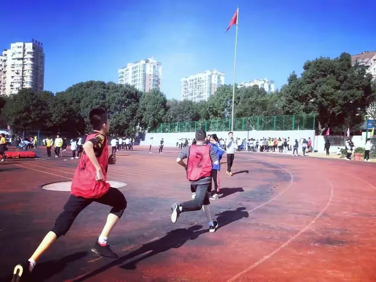 不甘示弱向前冲刺，球队团结一心困难重重的简单介绍