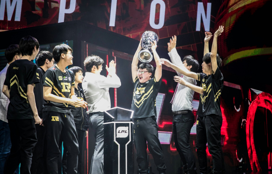 EDG险胜RNG，Xiaohu团战一打五强强对话全球总决赛，点燃全场激情