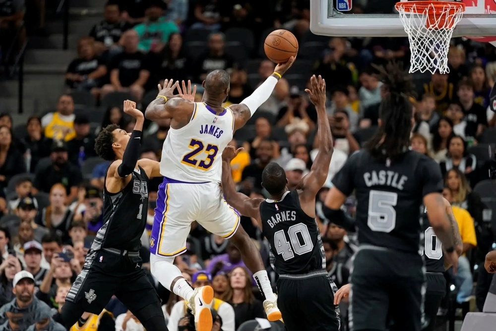 詹姆斯再砍40+，湖人轻松击败马刺