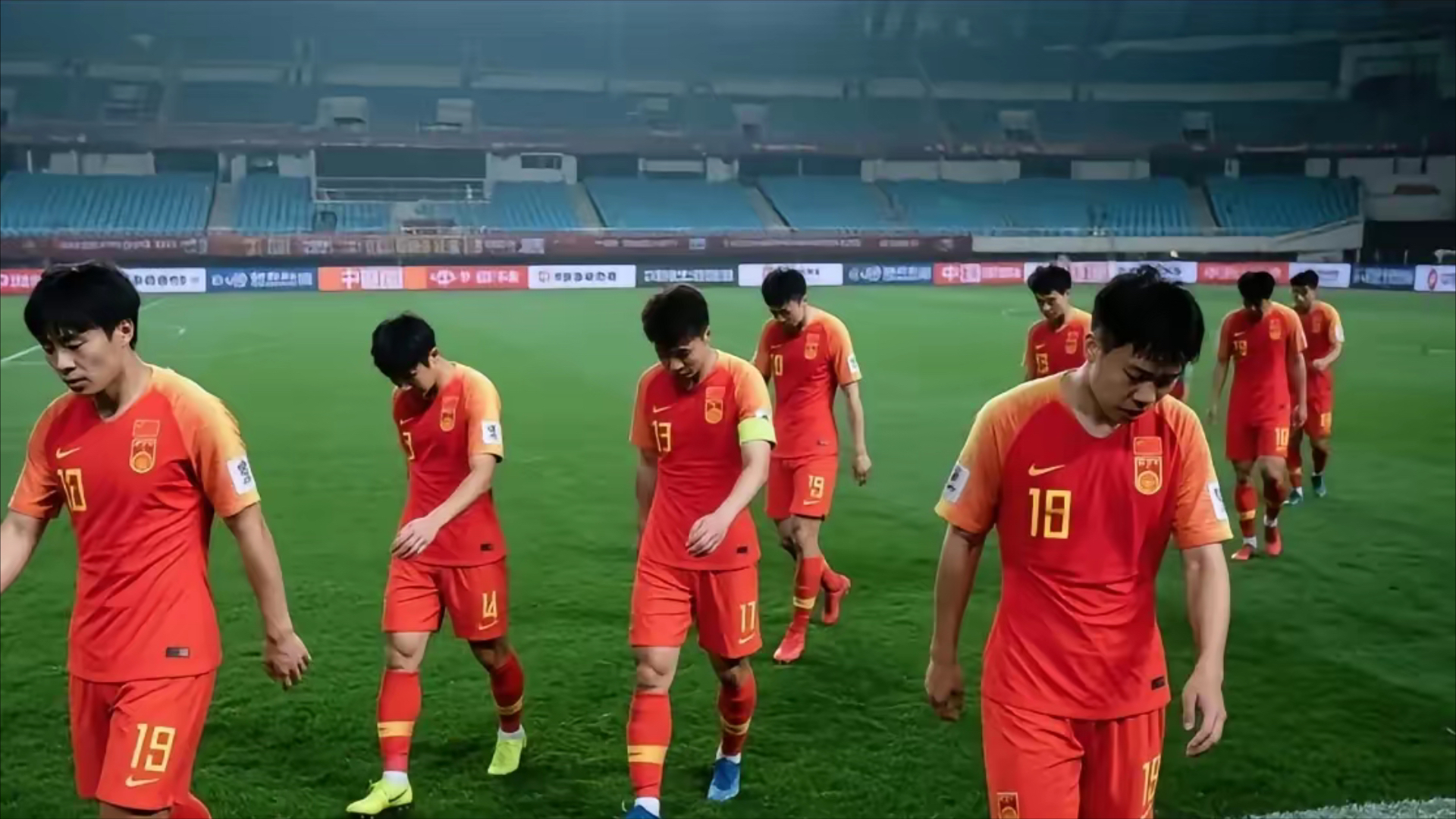 包含国内足球领域瞩目焦点，球队轮番较劲精彩连连！的词条