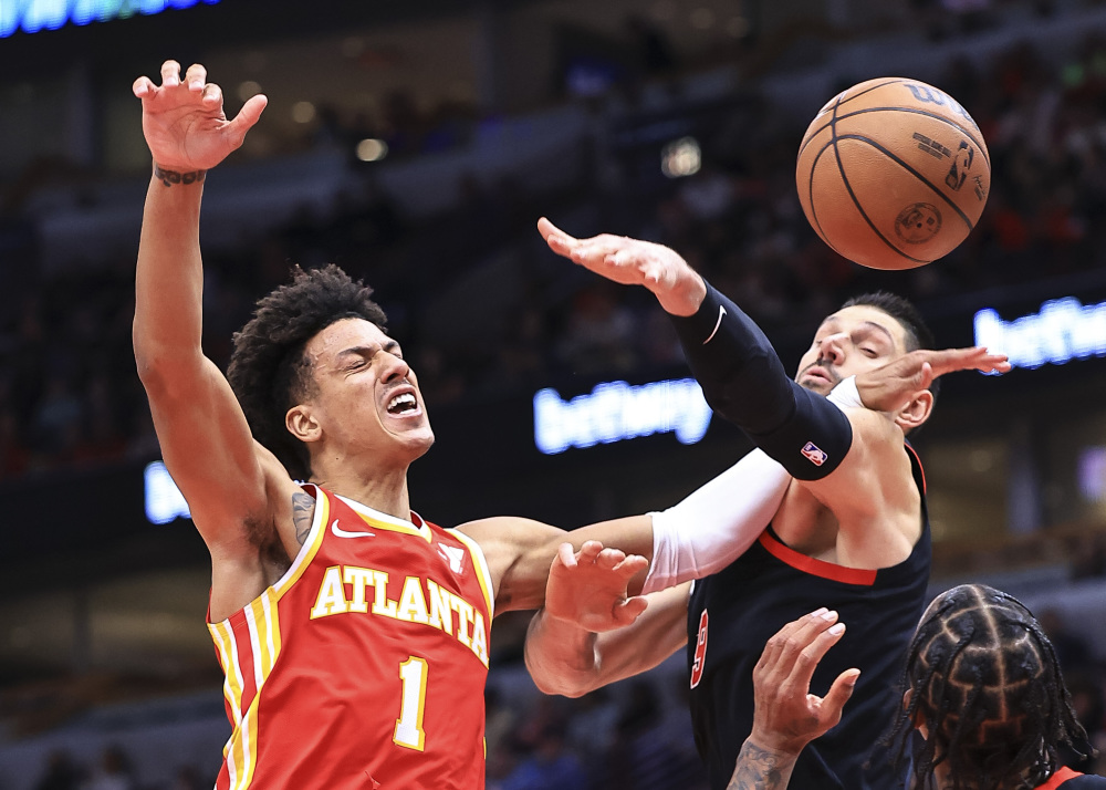 亚特兰大鹰队在主场大获全胜