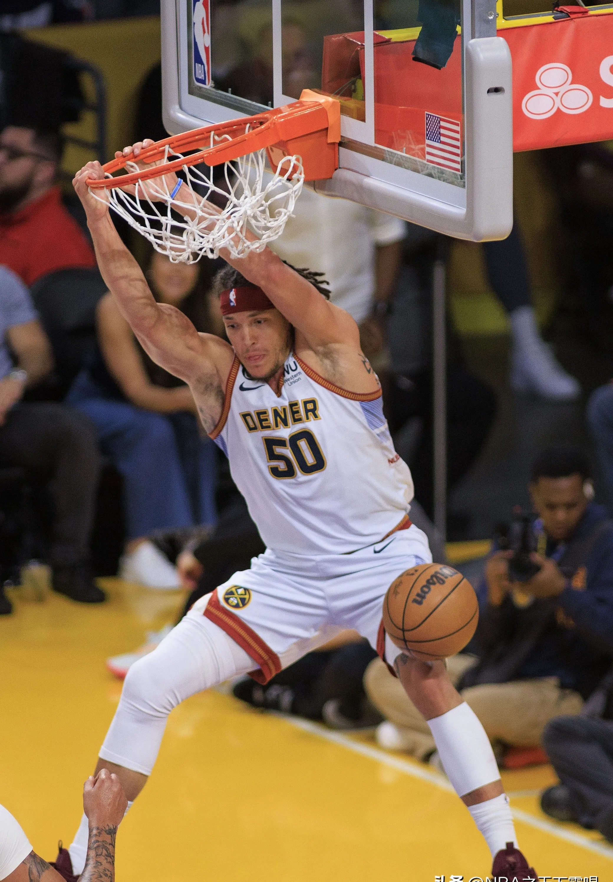 火箭主场战胜76人，埃里克-戈登砍下30分